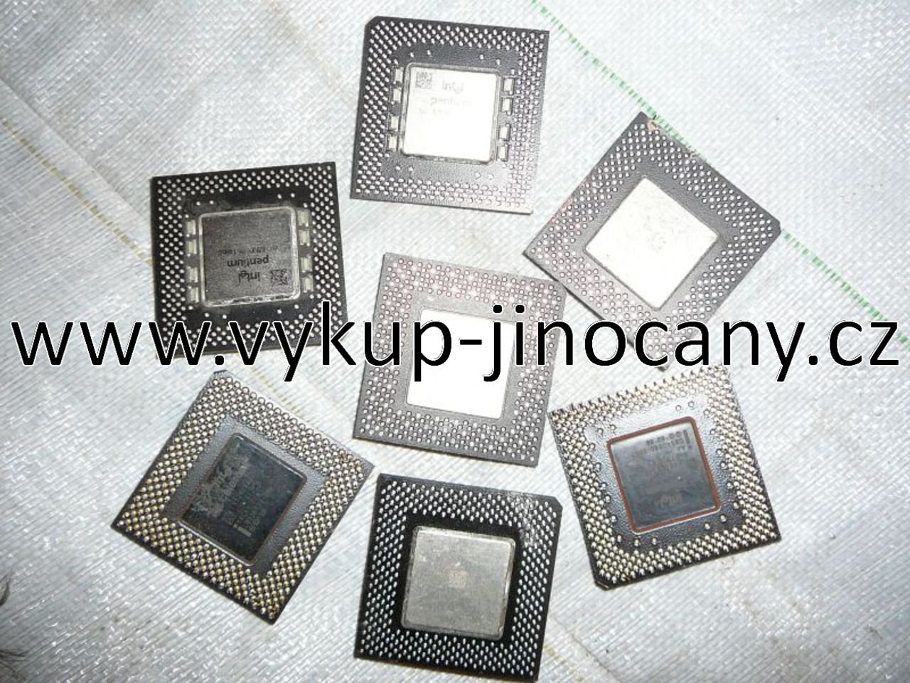 procesory plastové černé s kovovou destičkou